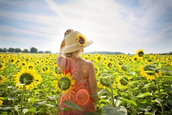 夏の日差しの下の女性