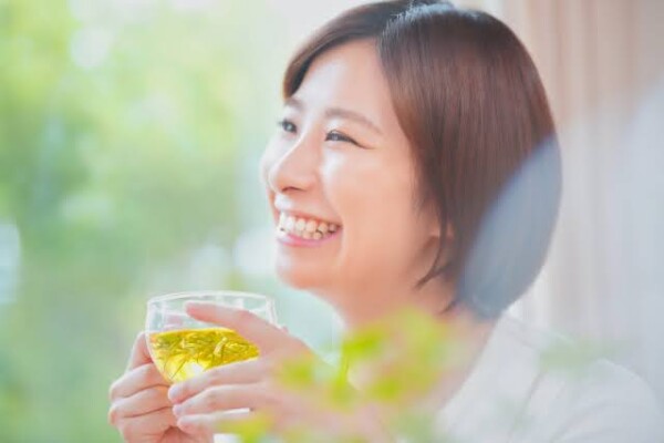 お茶を飲む女性