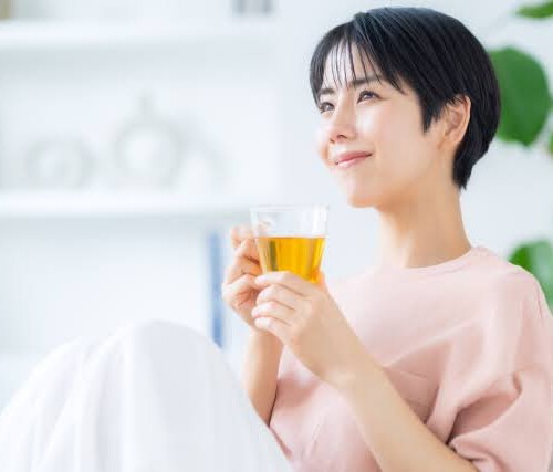 お茶を飲む女性