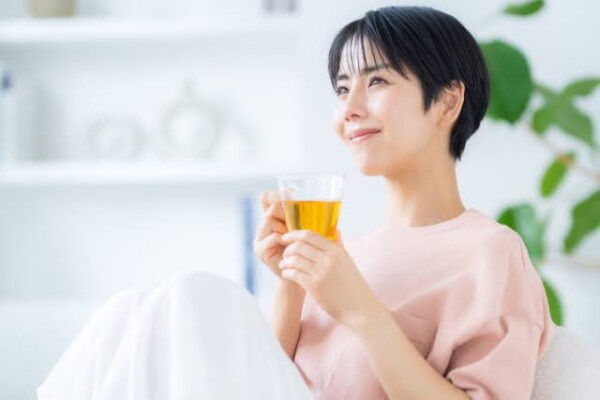 お茶を飲む女性